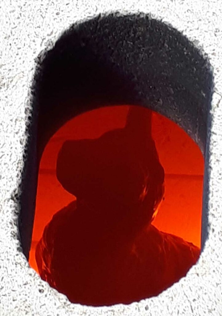 Keramik-Katze im Brennofen