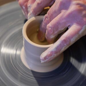 Gefäße werden an der Töpferscheibe durch "Drehen" hergestellt.