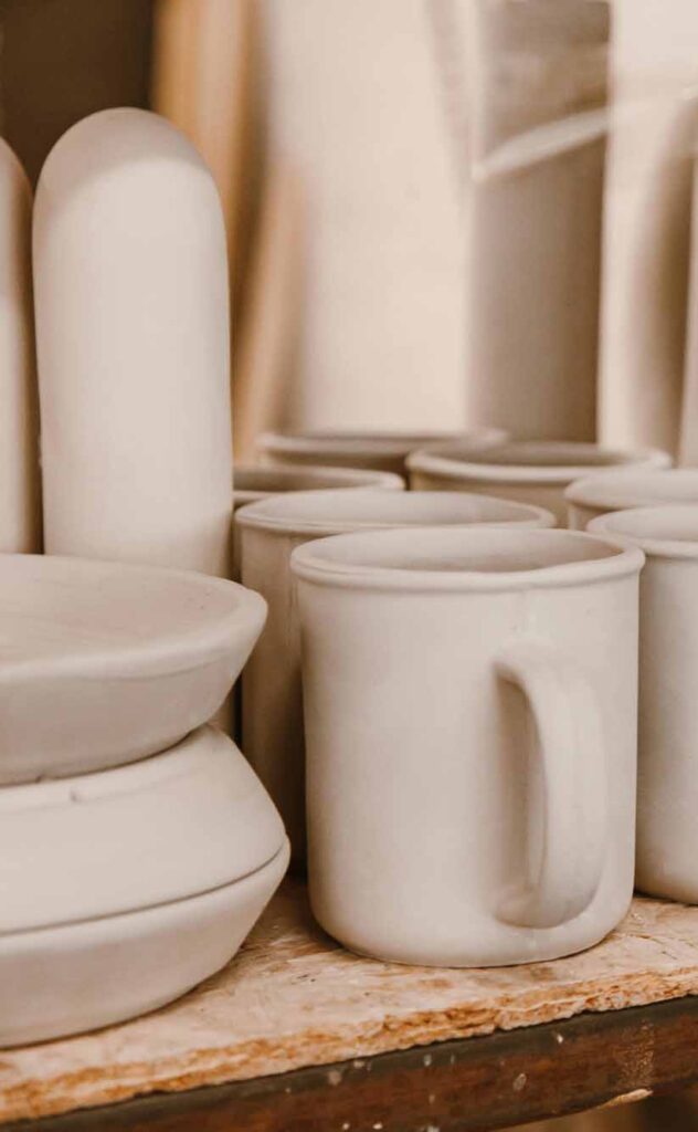 Becher, Schüsseln und Vasen aus Steingut