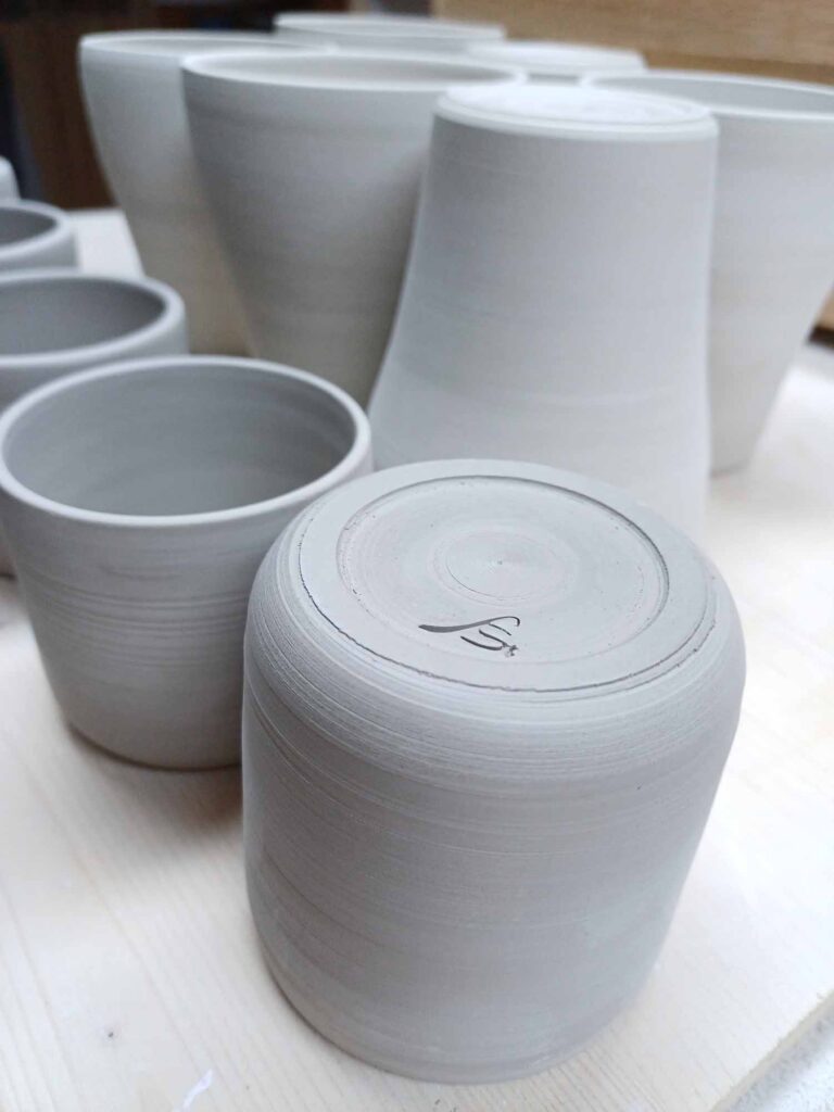 Becher aus Steinzeug-Keramik