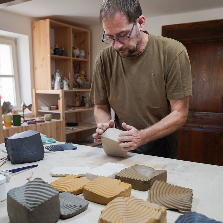 Ton wird vor der Verarbeitung geknetet und geschlagen