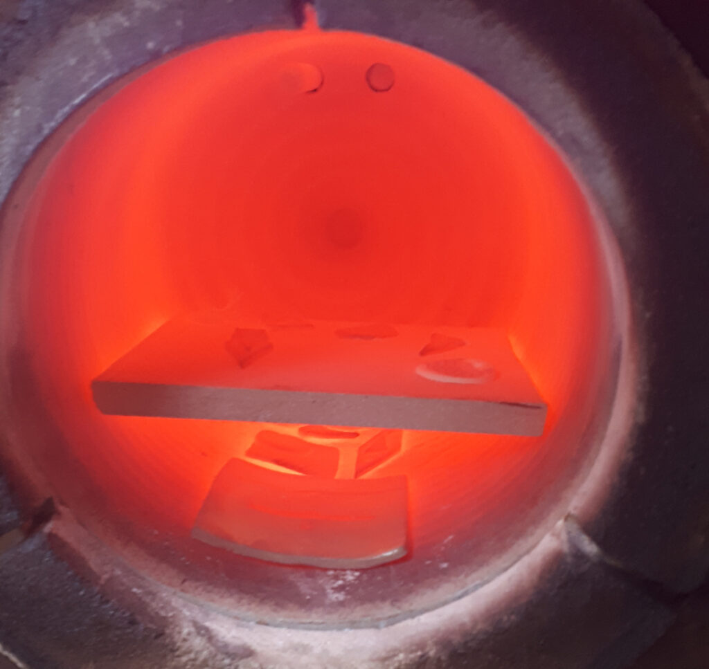 geöffneter Brennofen glüht