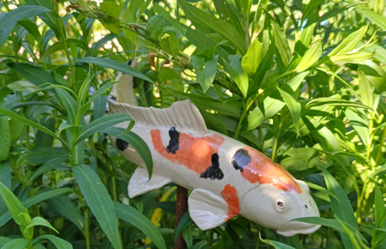 Keramik Koi im Grünen