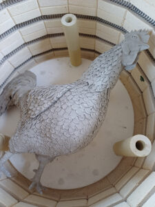 Hahnenskulptur im Brennofen